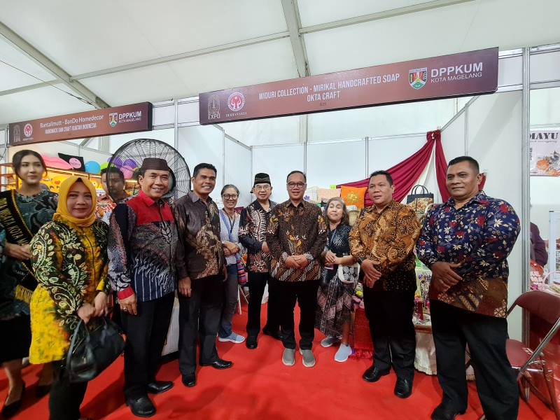MEDIA PROMOSI UMKM : Ratusan pelaku UMKM binaan DPPKUM Kota Magelang saat membuka stan pada gelaran Pasar Raya Magelang. Ini sebagai wujud keseriusan Pemkot Magelang mengena