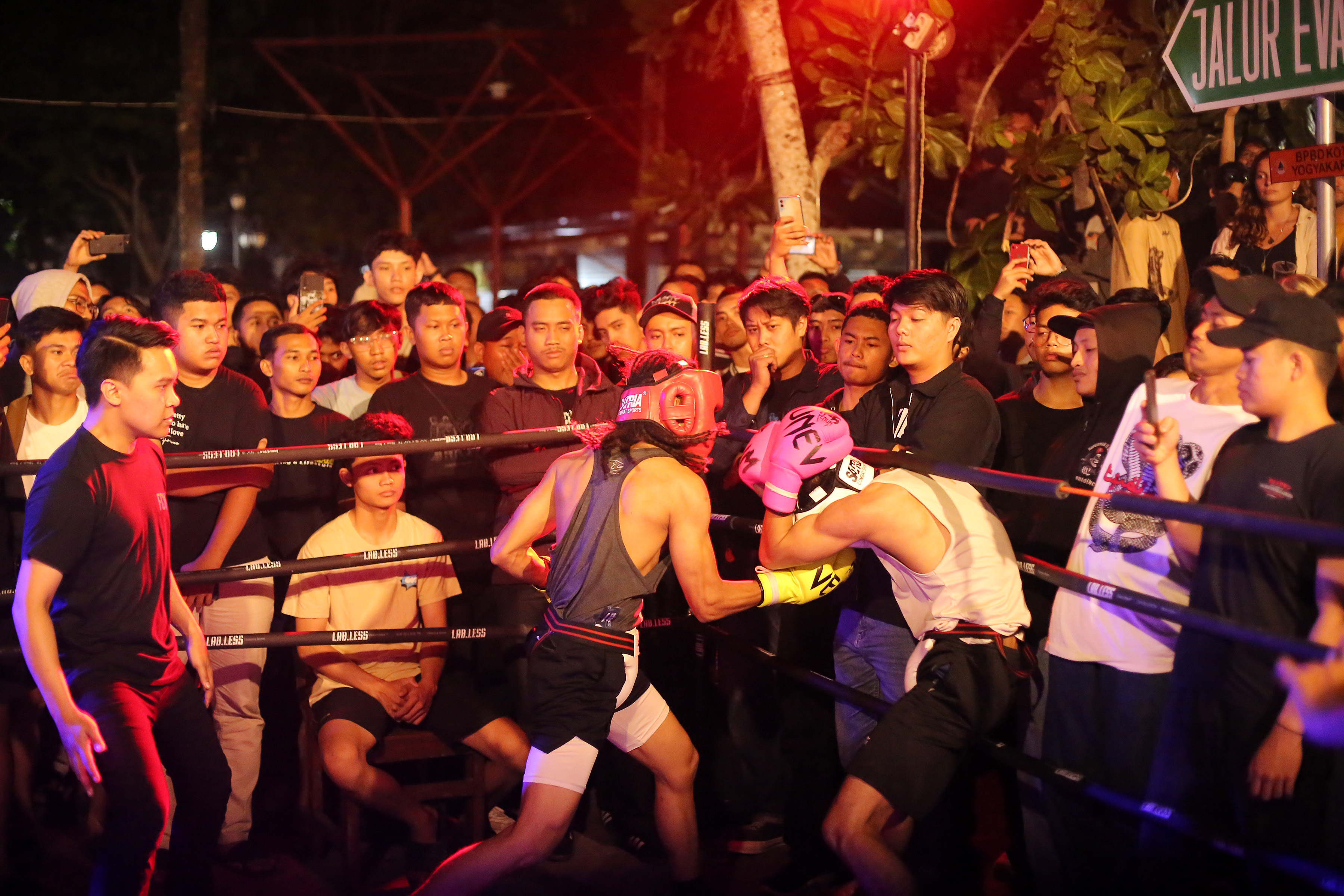 Fight club juga menjadi wadah sebagai ajang latihan atlet tinju DIJ. Seperti yang dilakukan oleh Bernadus Vincen Maxmilium Sumanti.