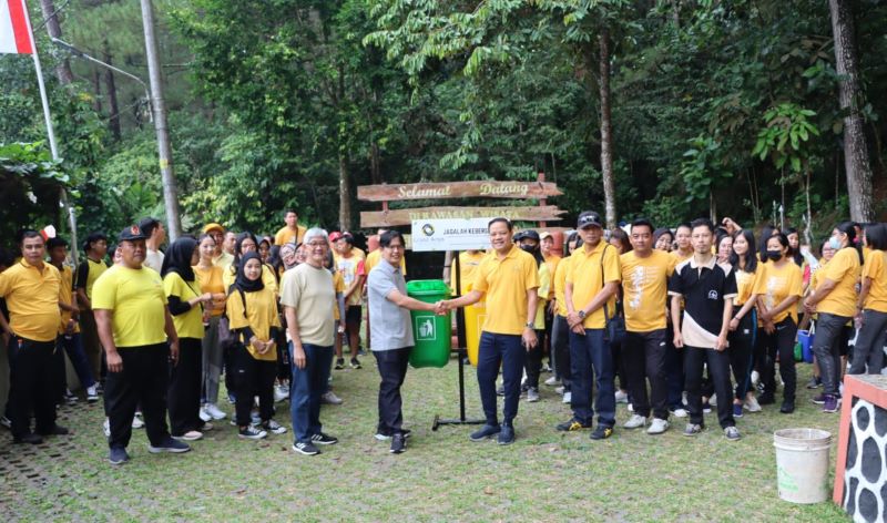 SIMBOLIS: General Manager Grand Artos Hotel & Convention saat menyerahkan bantuan tong sampah kepada Kabid Pertamanan dan Permakaman DLH Kota Magelang, Jumat (9/8/2024).