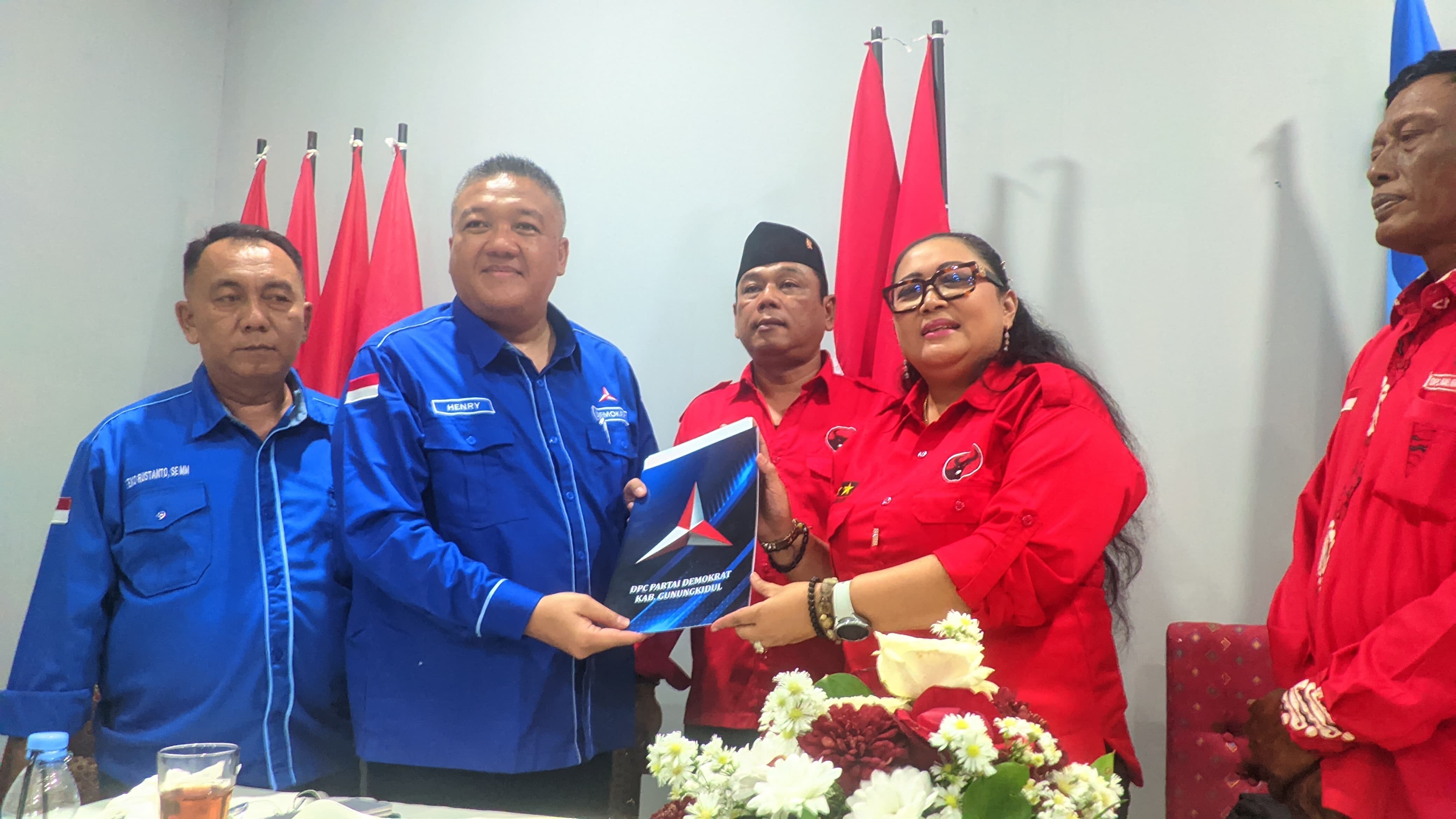 KINI PECAH: DPC Partai Demokrat dan DPC PDI Perjuangan Gunungkidul saat mendeklarasikan koalisi untuk Pilkada 2024 17 Juli lalu.&nbsp;(Andi May/Radar Jogja)