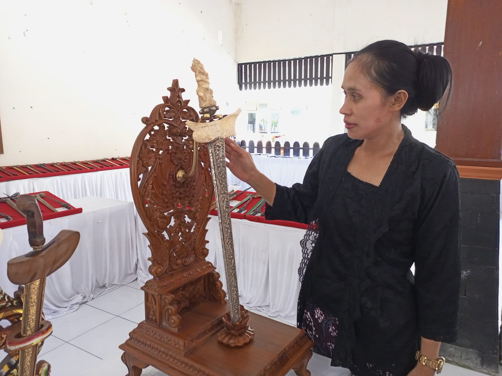 TOSAN AJI : Masyarakat berswafoto dengan keris koleksi presiden terpilih Prabowo Subianto. Keris tersebut dipamerkan dalam Gelaran Pusaka Brajabumi di Pendopo Kecamatan Kebumen.