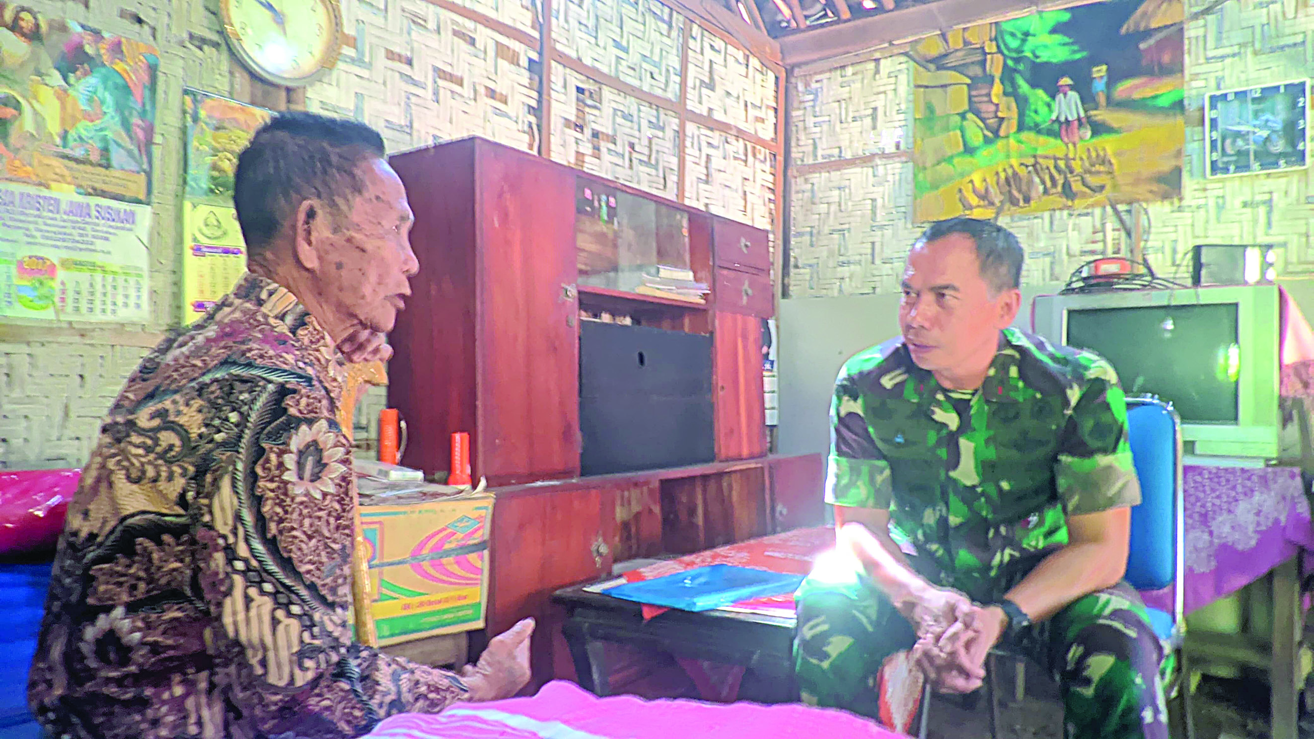DAPAT PERHATIAN: Pangdam IV/Diponegoro Mayjen TNI Deddy Suryadi saat menyambangi rumah Mbah Sarno di Padukuhan Susukan II, Kalurahan Genjahan, Ponjong, Gunungkidul, kemarin (9/8).(Andi May/Radar Jogja