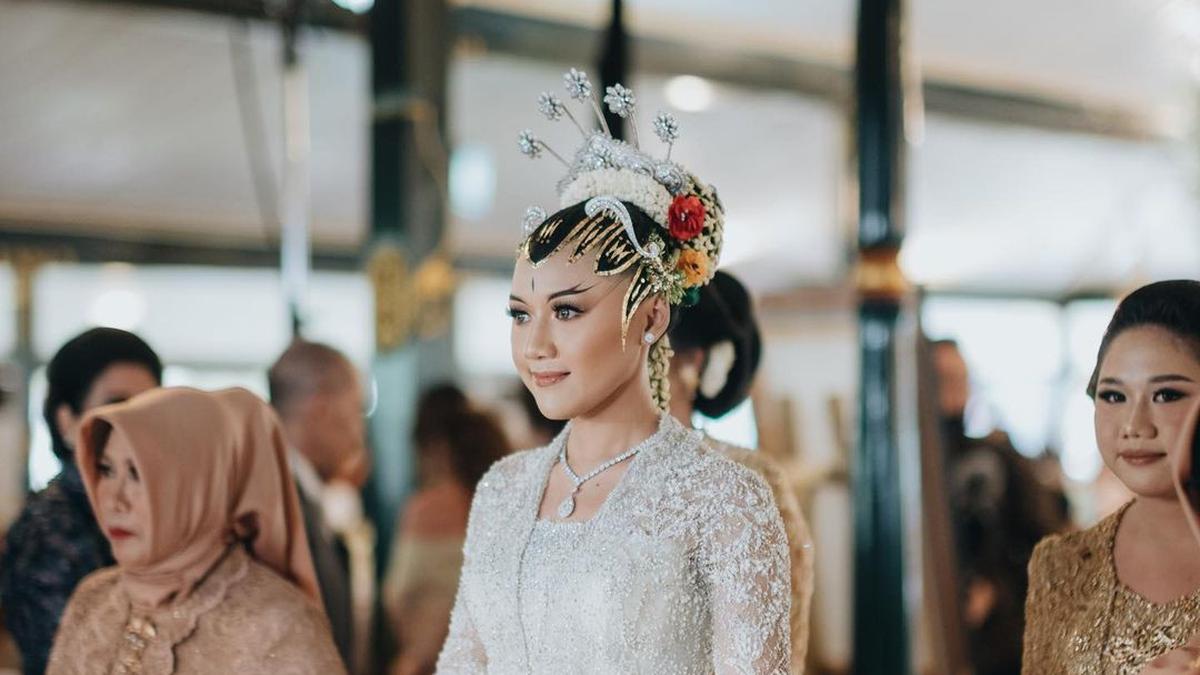 Erina Gudono kenakan riasan Paes Ageng Yogyakarta ketika pesta pernikahan dengan Kaesang Pangarep (fimela.com)
