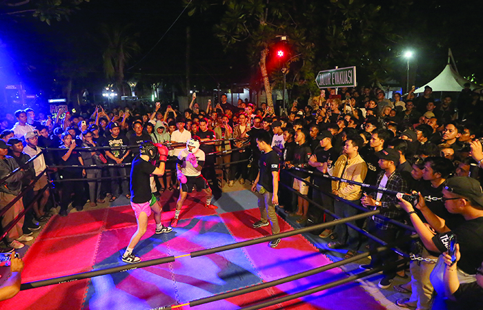 UPAYA PENCEGAHAN: Fight club diselenggarakan sebagai upaya untuk meredam kejahatan jalanan. Sebab energi telah disalurkan lewat perkelahian di atas ring.