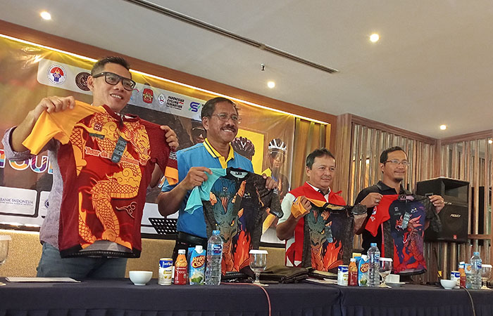 JADI PENYEMANGAT: Dari kiri, Ketua Panitia Tour de Prambanan 2024 Ferry Harnanto, Ketum KONI DIJ Djoko Pekik Irianto, dan Ketum Pengda ISSI DIJ Drajat Ruswandono saat jumpa jumpa pers Jumat (9/8).