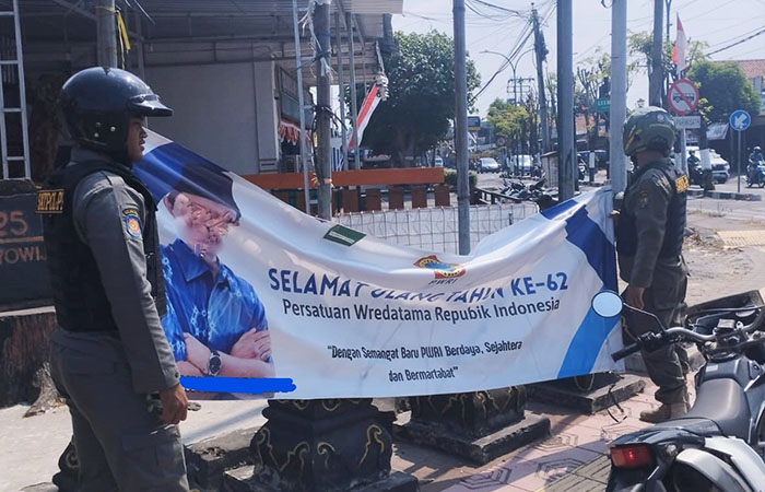 LANGGAR ATURAN: Petugas Satpol PP Kota Jogja saat melakukan penertiban reklame milik bakal calon wali kota-wawali&nbsp; yang dinilai melanggar.