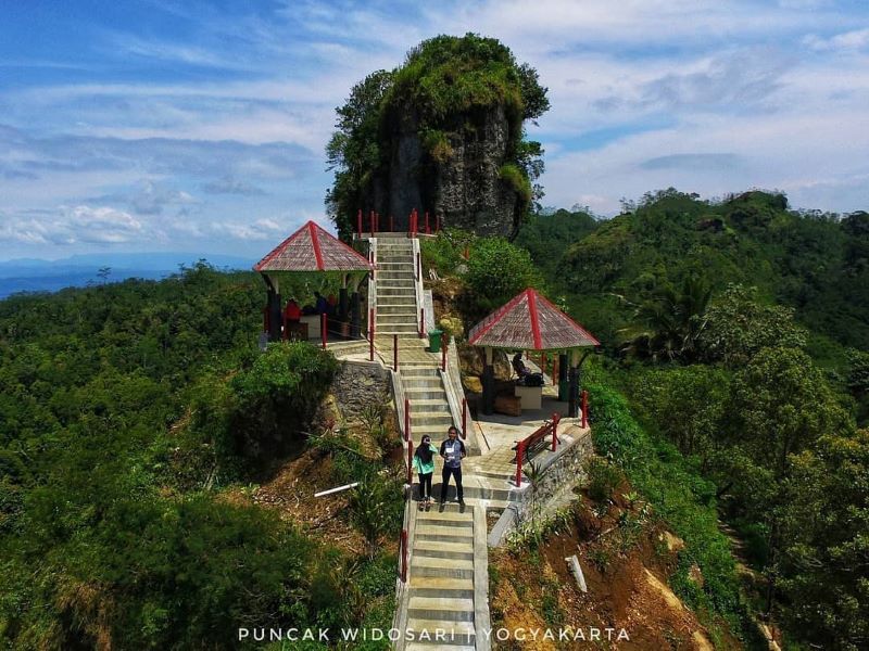 Menikmati pemandangan dari Puncak Widosari di Desa Wisata Widosari