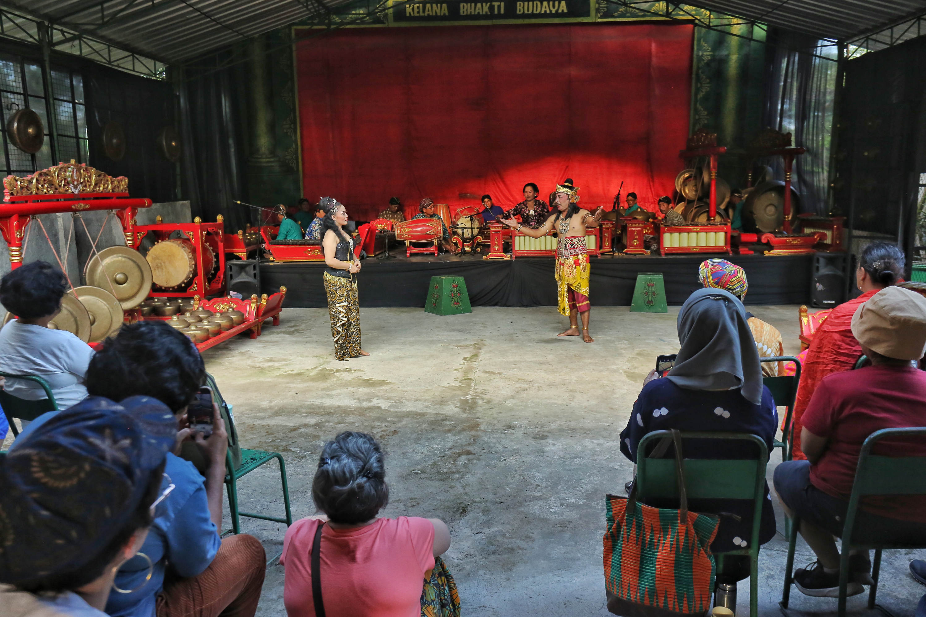 GIGIH: Pemain Ketoprak Tobong Kelana Bhakti Budaya saat melakukan pentas di Padukuhan Brayut, Cangkringan Kamis (8/8). (ELANG KHARISMA DEWANGGA/RADAR JOGJA)