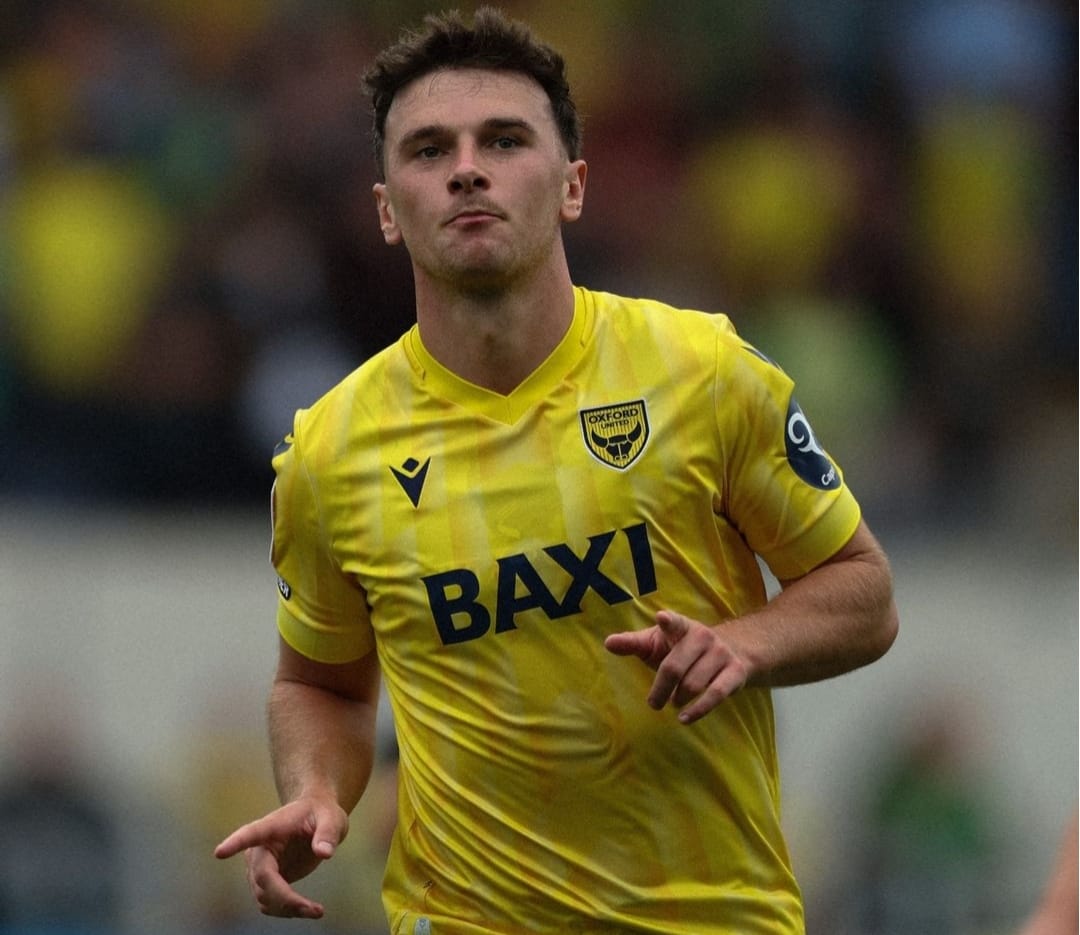Selebrasi Mark Harris usai mencetak gol pembuka dalam kemenangan Oxford United atas Norwich City dj Championship (ig oufcofficial)