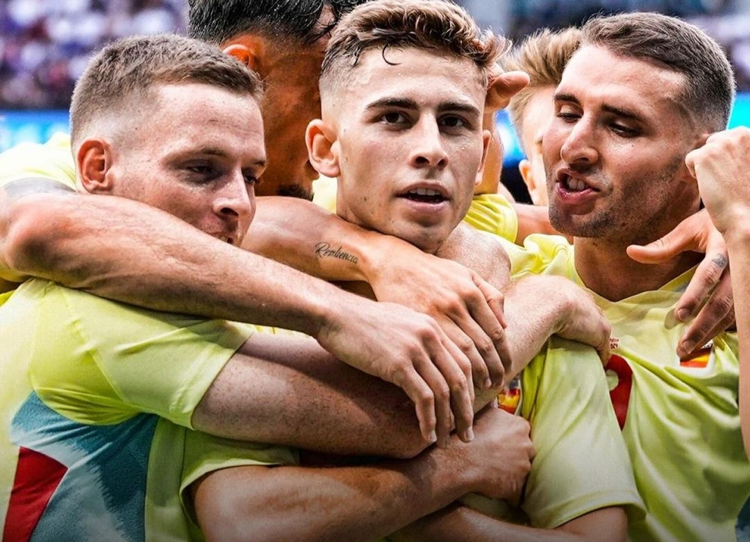 Selebrasi penggawa Spanyol usai kalahkan Prancis di babak final Olimpiade Paris 2024 di Parc des Princes dengan skor 5-3 dan berhasil amankan medali emas (ig Fabriziorom)