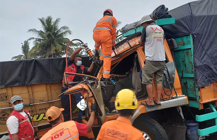 EVAKUASI: Proses penyelamatan korban dari kabin truk pasca kecelakaan lalu lintas di Jembatan Kalisen, ruas Jalan Daendels, Padukuhan Bugel, Panjatan, kemarin (10/8).