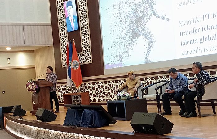 Para narasumber saat berdikusi dalam Kick Off Strategi Leapfrogging dalam Peningkatan Mutu dan Relevansi berbasis Joint Resources PTS DIY di UAD Kampus IV.