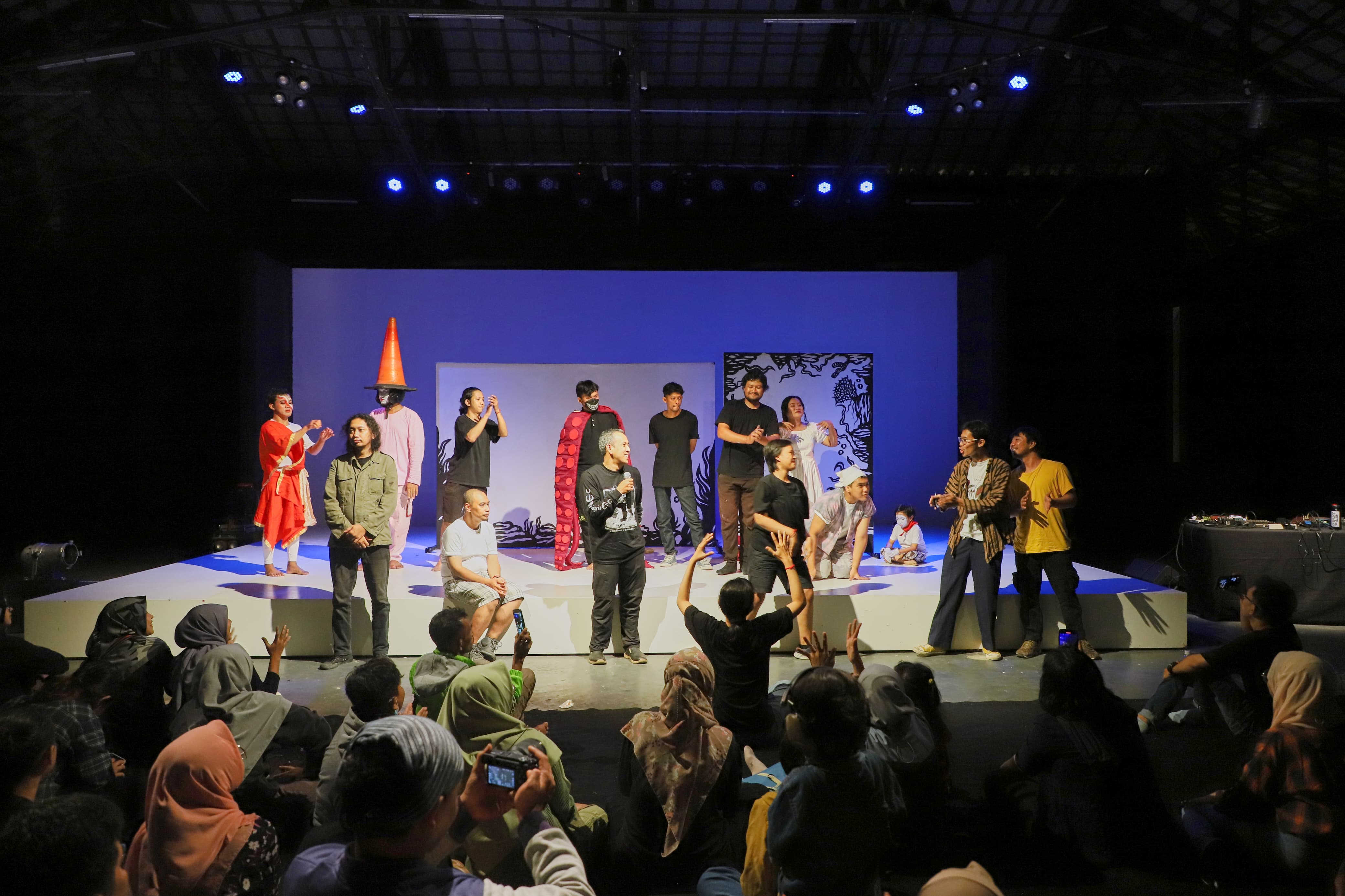 Foto para anggota komunitas Bawayang saat sedang tampil dalam gelaran teater.