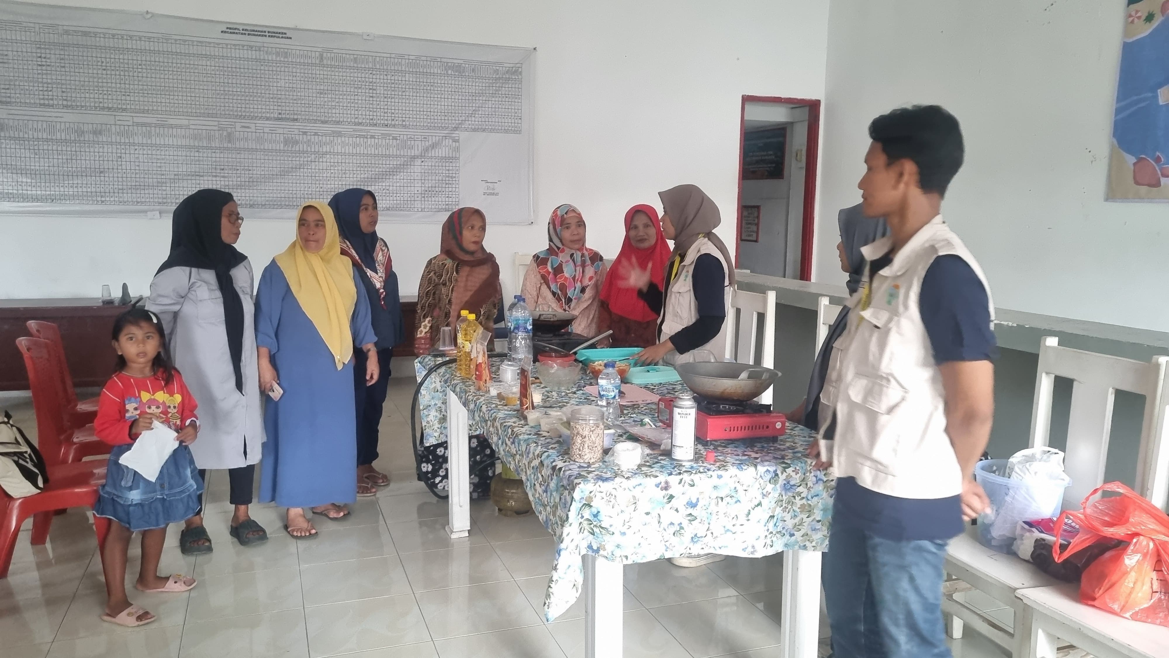 Mahasiswa KKN PPM saat menjalankan prokernya di Bunaken, Manado, Sulawesi Utara.