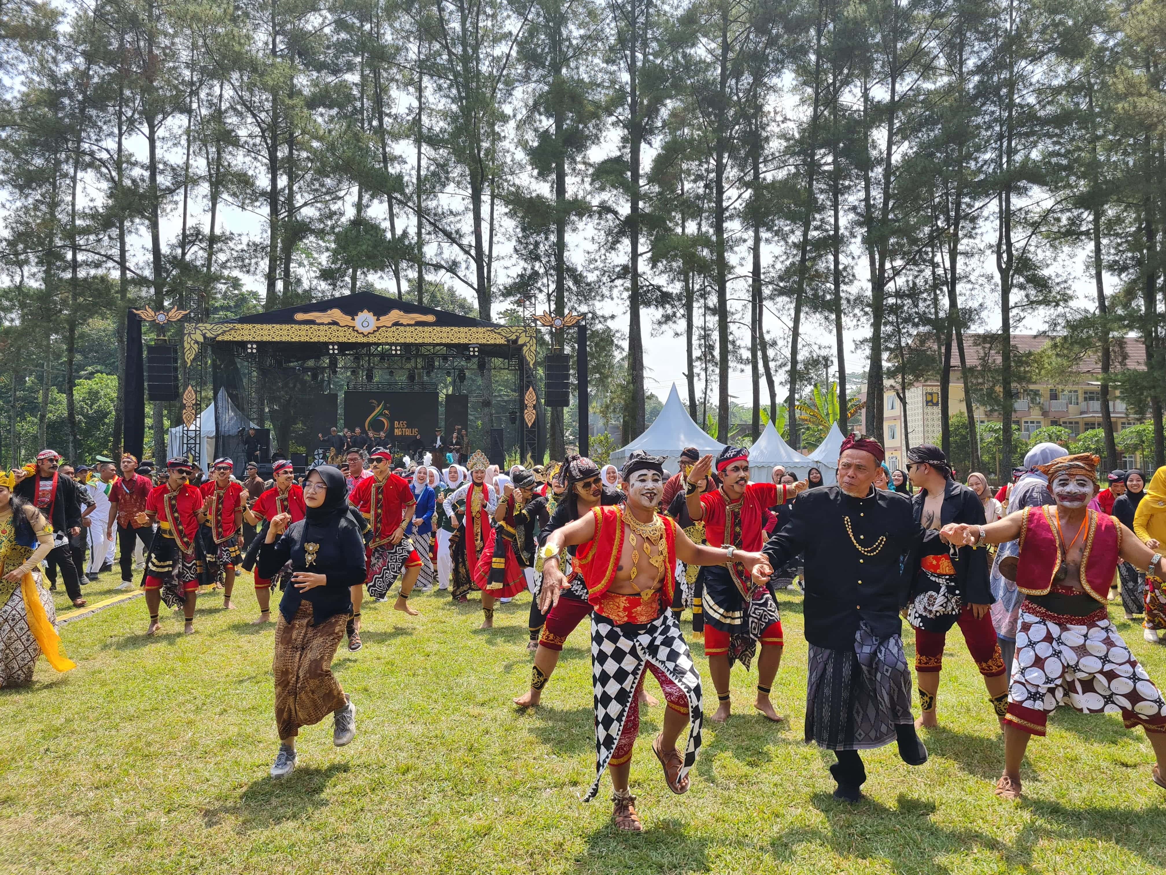 MERIAH: Sivitas akademika Polbangtan YoMa saat mengikuti flashmob di penghujung acara penutupan Dies Natalis ke-6, Sabtu (10/8).