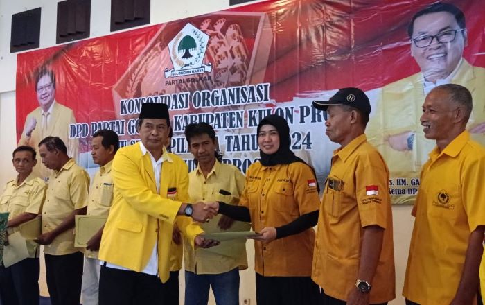 Suharto menerima surat pengangkatan dirinya sebagai Ketua DPD Golkar Kulon Progo.