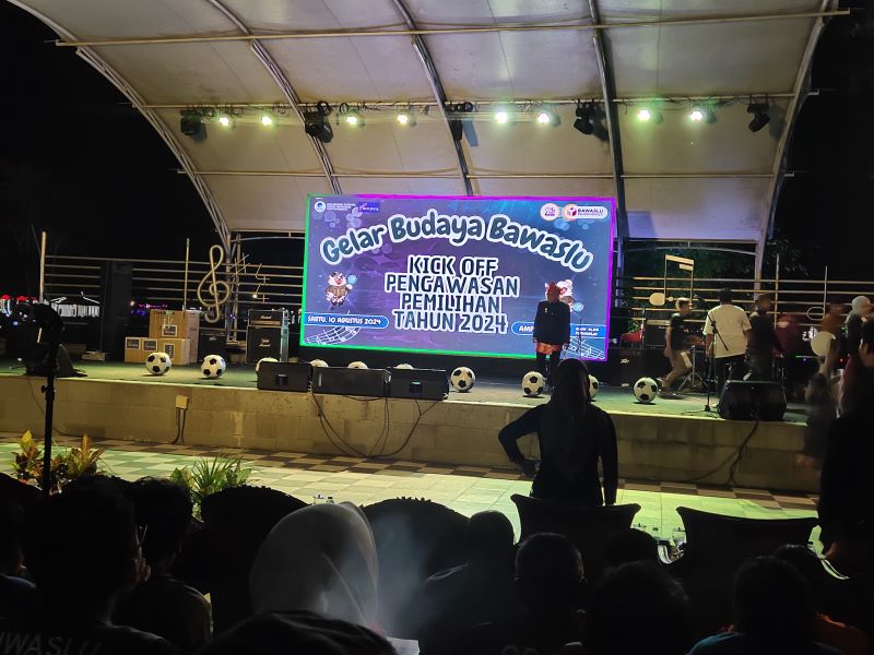 Suasana kick off pengawasan pemilihan 2024 yang diadakan oleh Bawaslu Purworejo, Sabtu (10/8) malam.