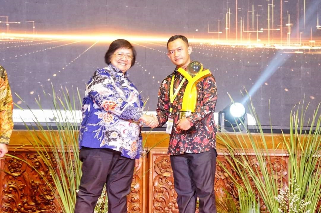 BERPRESTASI: Kepala Desa Margoyoso Adidaya Perdana saat menerima penghargaan Proklim Lestari dari KLHK RI pada Oktober 2023 lalu.