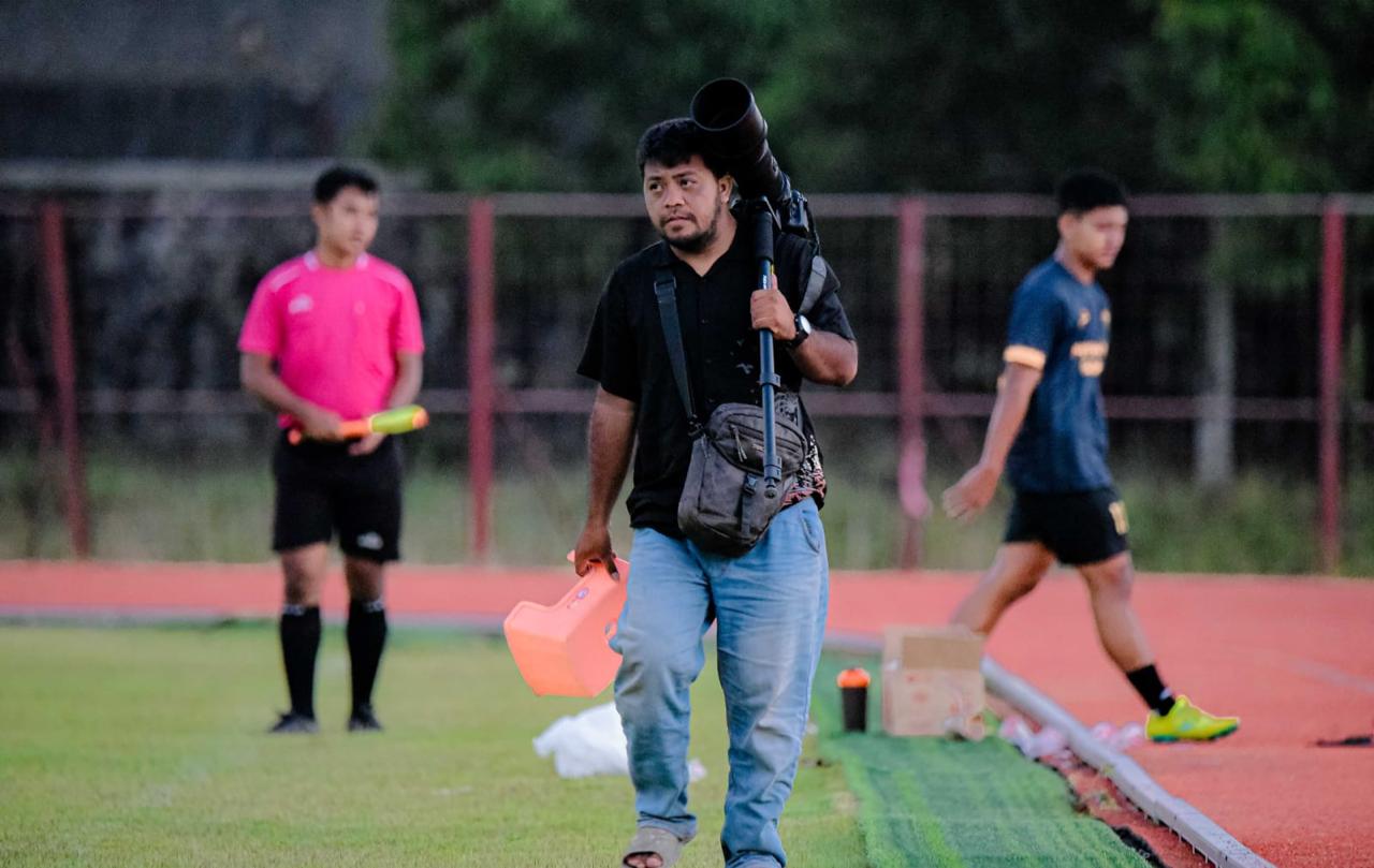 GIGIH: Rahmat Nuryani saat menjadikan hobi fotografinya sekaligus sebagai pemasukan tambahan. Dia belajar otodidak sejak 2018 lalu.
