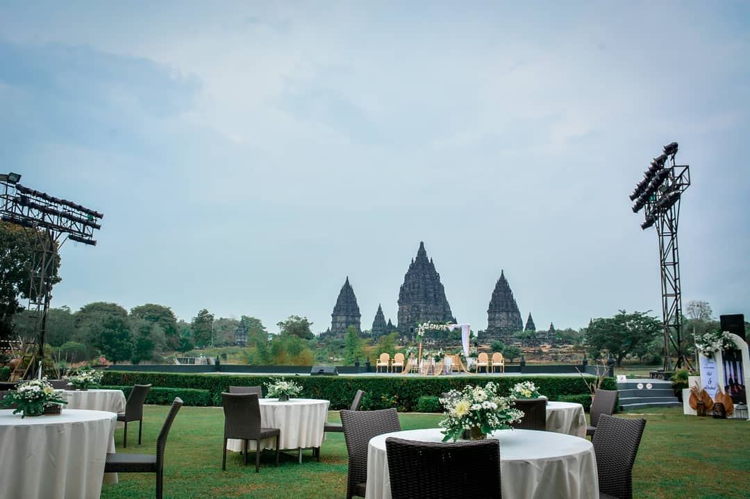 Pemandangan Megahnya Candi Prambanan dari Rama Shinta Garden Resto