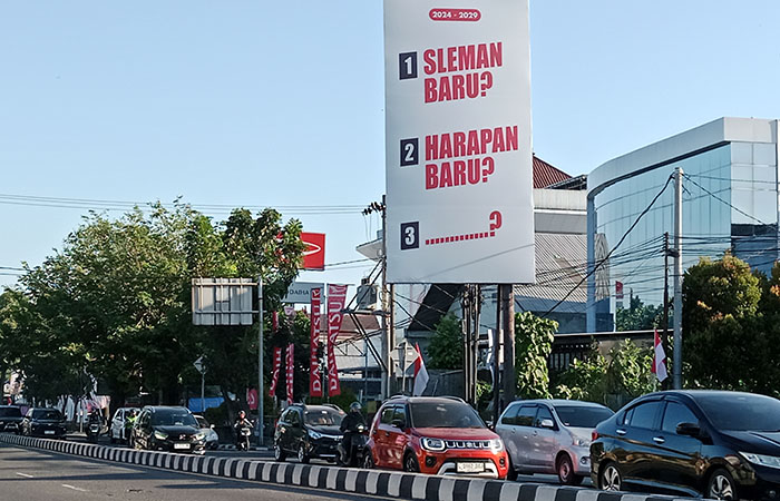 MENJAMUR: Baliho soal pemilihan kepala daerah yang mulai tersebar di Kabupaten Sleman.