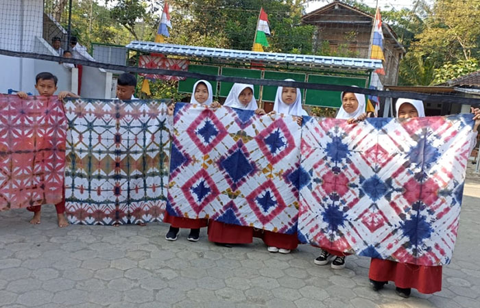 KREATIF: Siswa MI Muhammadiyah Selo Kulon Progo menunjukkan hasil karya dari kegiatan P5.