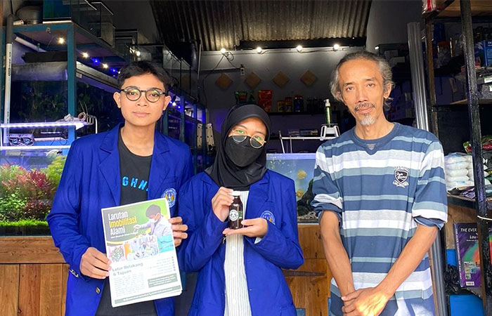 INOVTIF: Mahasiswa UNY saat menunjukkan inovasi karya berupa obat bius ikan tawar dari daun pepaya.