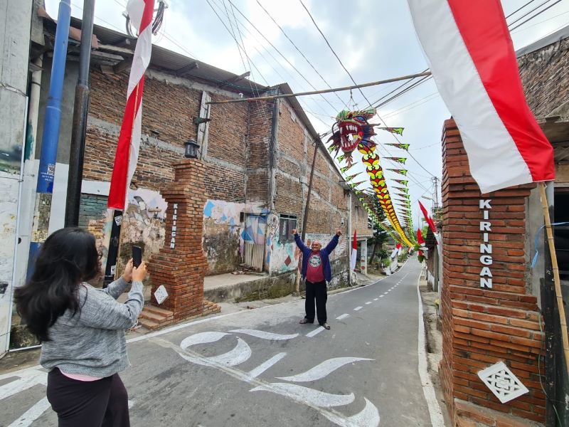 UNIK: Layangan berbentuk naga di RT 1/RW 2 Kampung Kiringan, Tidar Utara, Magelang Selatan menjadi daya tarik baru bagi warga.