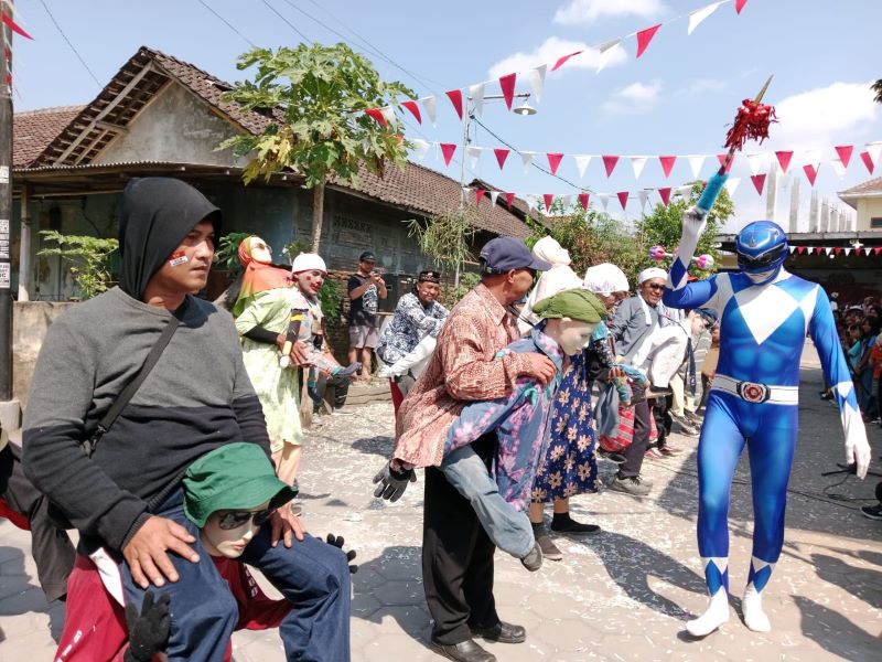 Lomba gerak jalan yang diselenggarakan warga Demangan, Minggu (11/8).