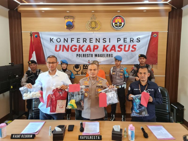 Polisi menunjukkan barang bukti pelaku penyimpangan seksual kepada empat santri sebuah Ponpes di Magelang.