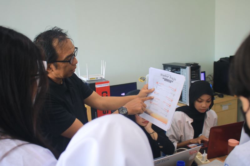 Redaktur Cetak Din Miftahudin saat menerangkan proses keredaksian mulai dari editing tulisan berita hingga menghasilakan produk berita cetak (koran) di Dapur Redaksi Radar Jogja, Kamis (12/8/2024)