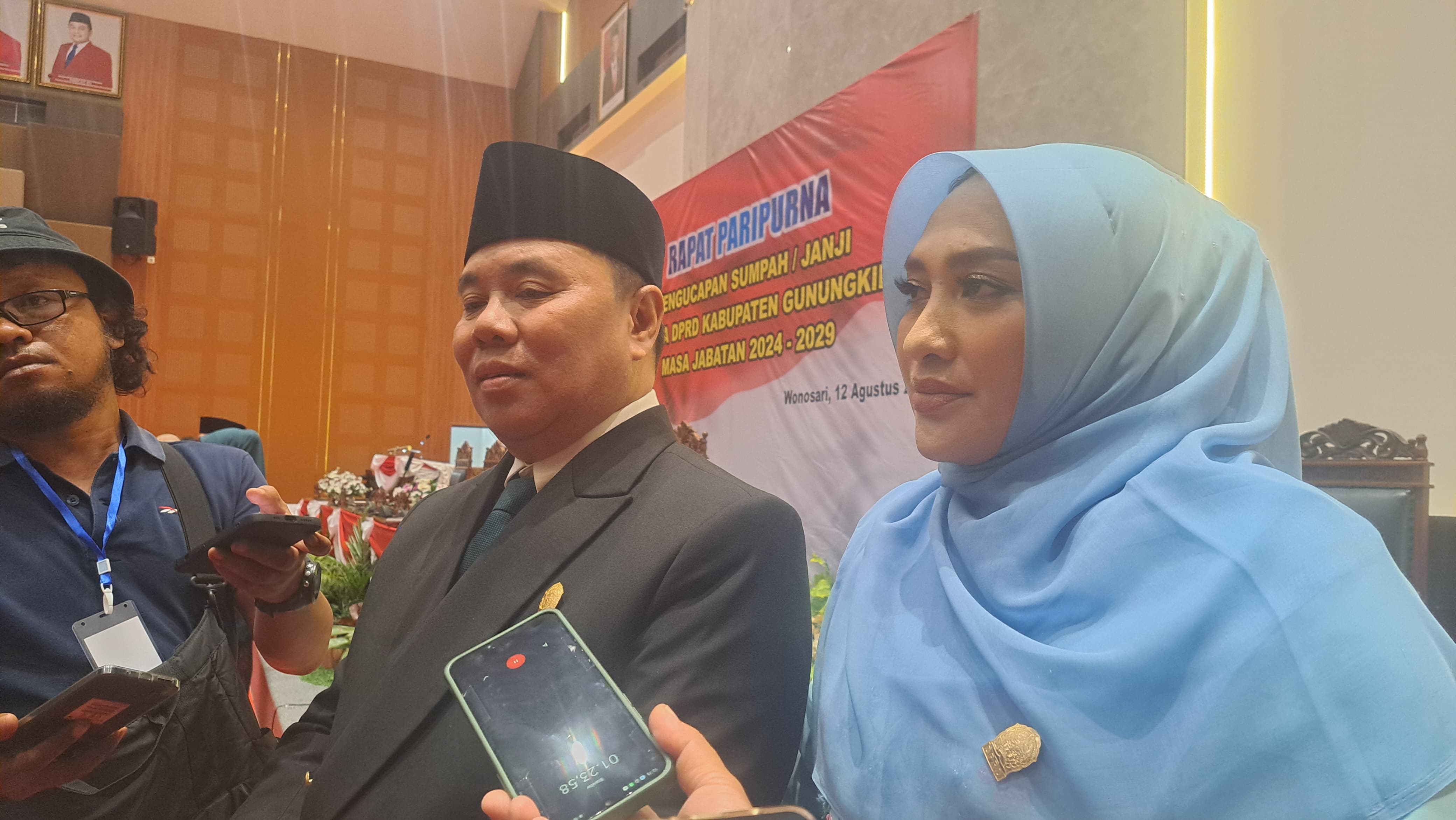 KOALISI DARI RUMAH: Pasangan suami istri Arief Gunadi dan Wiwik Widiastuti dilantik menjadi anggota legislatif Gunungkidul dari partai berbeda. (GUNTUR AGA TIRTANA/RADAR JOGJA)