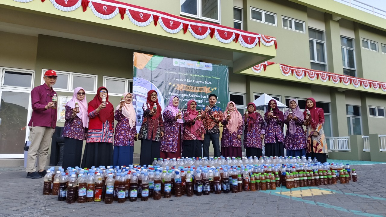 BUKTI NYATA: Pimpinan Unisa Jogjakarta saat menuangkan Eco Enzyme dalam rangkaian pemecahan rekor muri Festival Eco Enzyme 2024 kemarin (12/8). (Dokumentasi Unisa Jogjakarta)