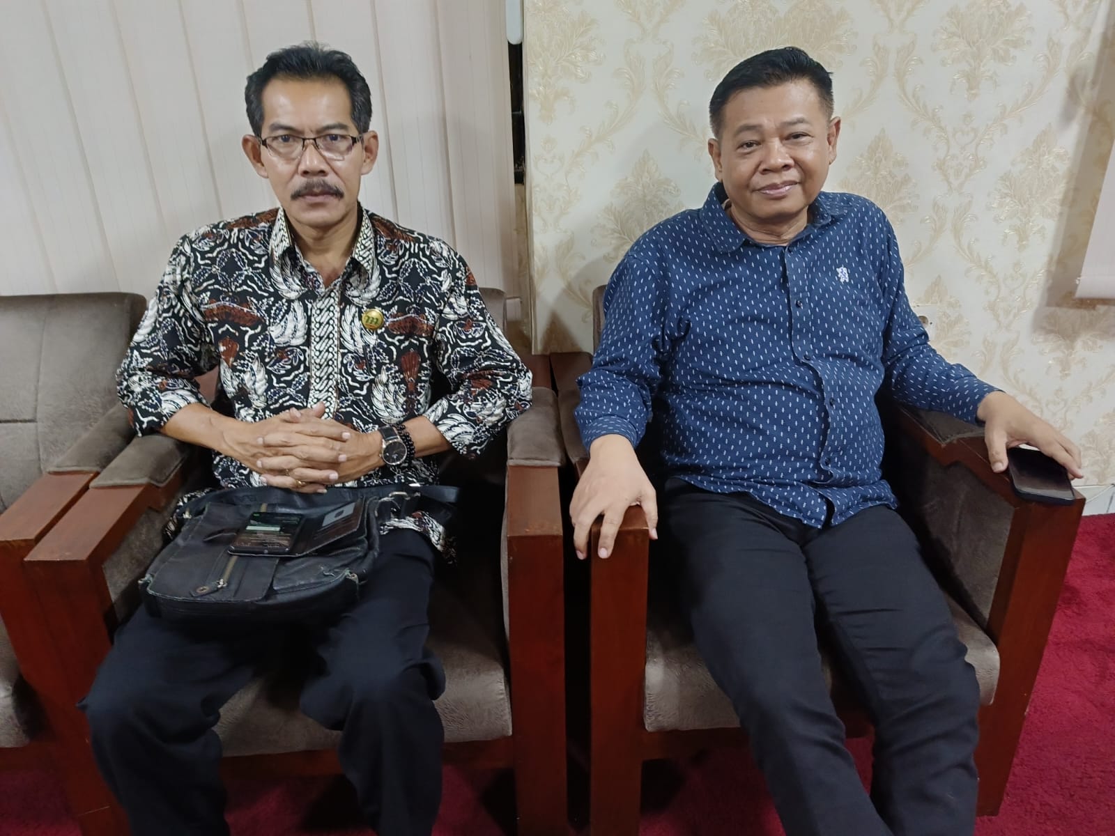 Keterangan Ketua Umum Pengda PBVSI DIJ Kadarmanta Baskara Aji (kanan) yang didampingi Sekretaris Umum Pengda PBVSI DIJ Priya Santosa (kiri) saat memberikan keterangan terkait persiapan PON.