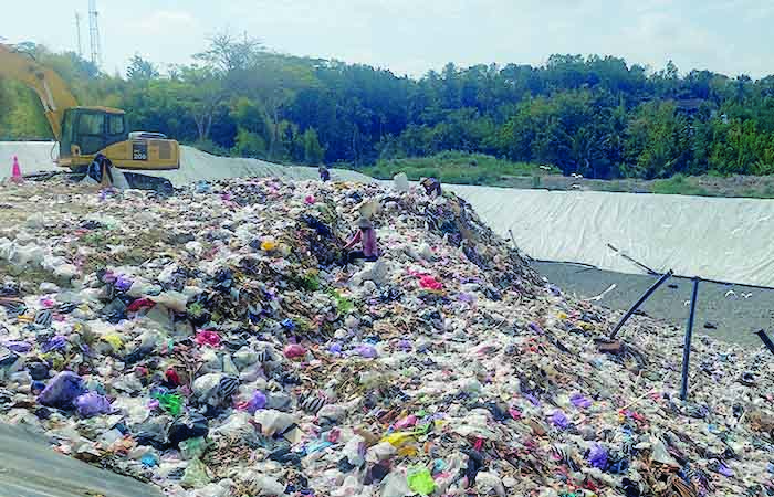 TUMPUKAN: Sampah di landfill yang baru terisi beberapa bulan lalu. (ANOM BAGASKORO/RADAR JOGJA)