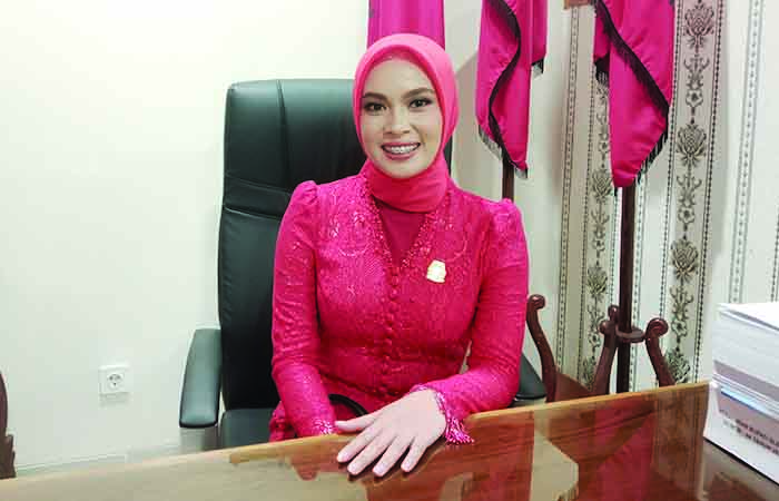 WAJAH BARU: Chisya Ayu Puspitaweni saat ditemui di Gedung DPRD Sleman kemarin (12/8). (Delima&nbsp;Purnamasari/Radar Jogja)