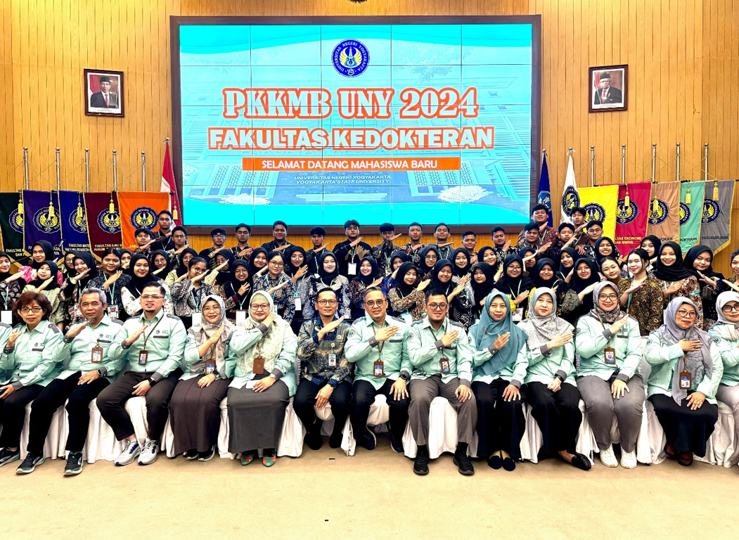 Direktur Rumah Sakit Umum Daerah (RSUD) Panembahan Senopati Kabupaten Bantul Atthobari, MPH., Sp.MK (tengah) dan warga Fakultas Kedokteran UNY.