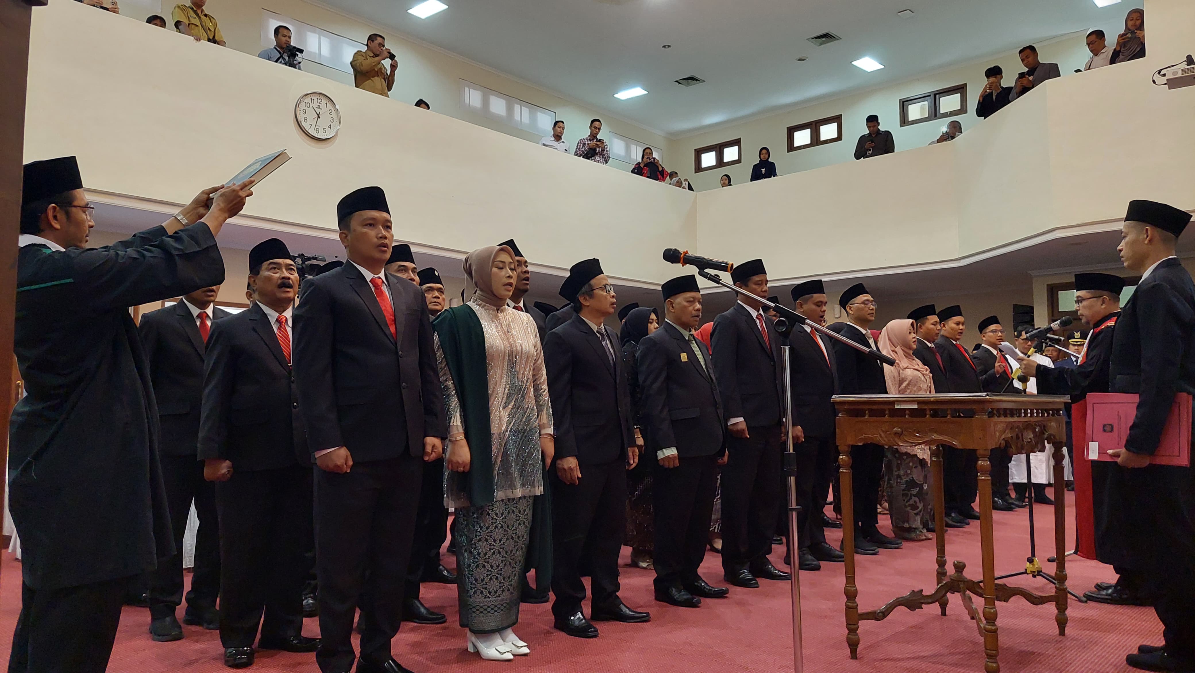 AMANAT: Pengucapan sumpah janji anggota DPRD Kulon Progo 2024-2029 di Gedung DPRD Kulon Progo, kemarin (12/8). (ANOM BAGASKORO/RADAR JOGJA)