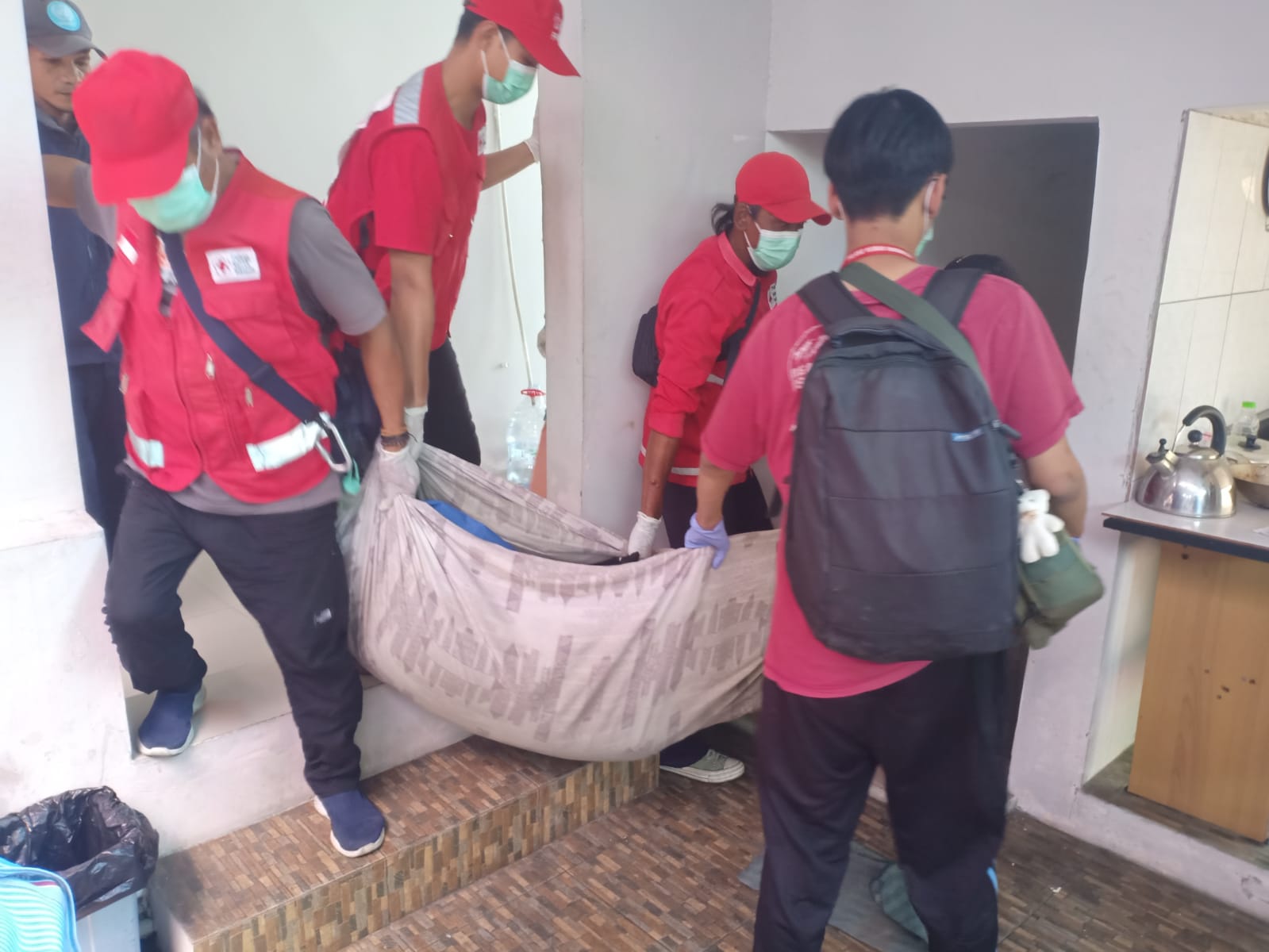 Proses evakuasi mayat mahasiswa di Pogung Kidul