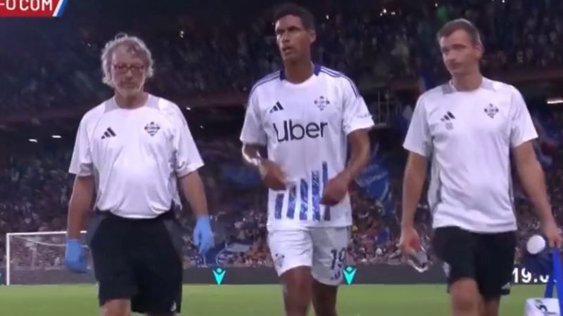 Raphael Varane ditarik keluar sebelum laga berjalan 30 menit karena cedera saat Como hadapi Sampdoria di Coppa Italia (getty)
