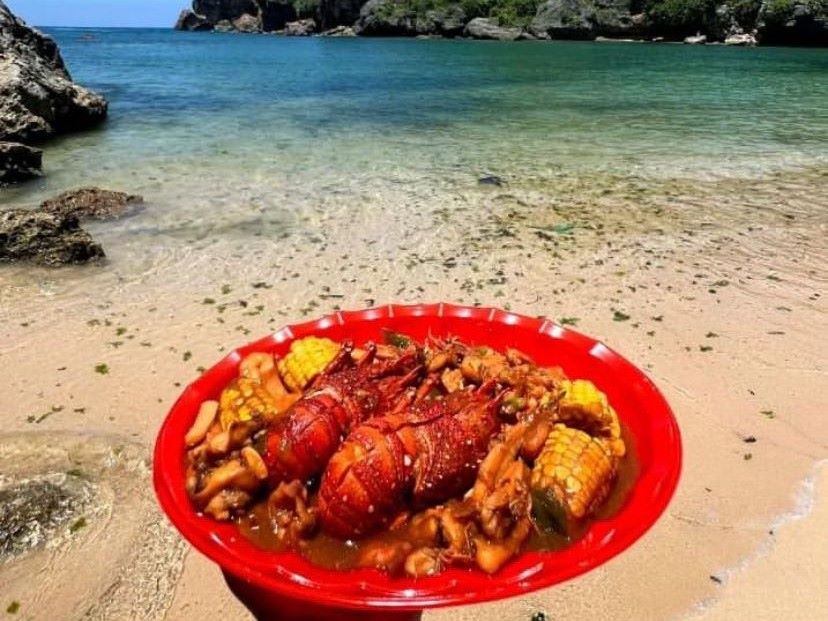 Menikmati masakan seafood di warung makan Ning Aryum
