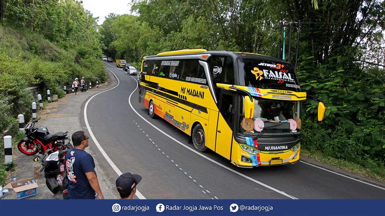 BAHAYA: Bus pariwisata saat melewati jalur kawasan Imogiri, Bantul. Bus berukuran besar saat ini tidak direkomendasikan KNKT untuk menuju wisata Mangunan.