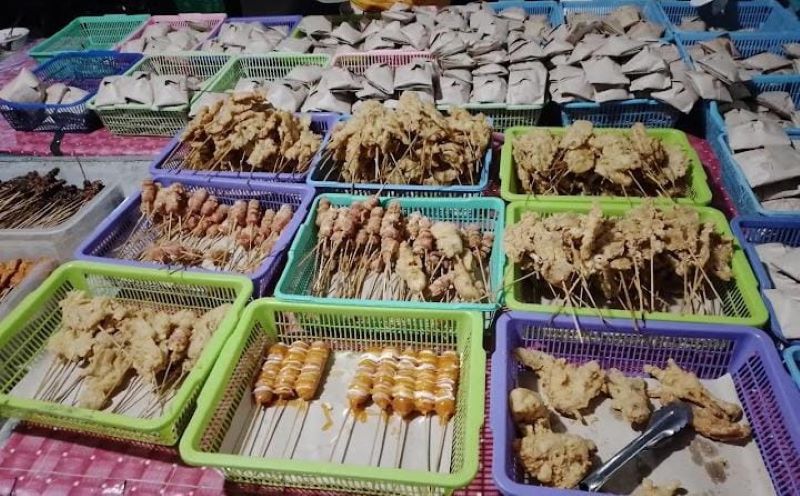 Berbagai nasi kucing dan tusukan yang siap disantap.