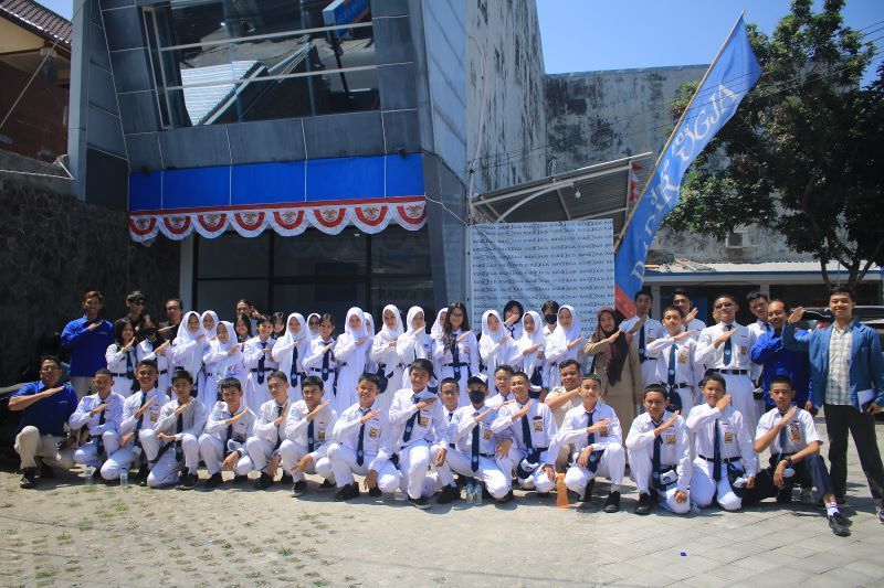 TAMU REDAKSI: Sebanyak 40 siswa SMP Angkasa Adisutjipto didampingi guru pendamping di Radar Jogja, kemarin (12/8).