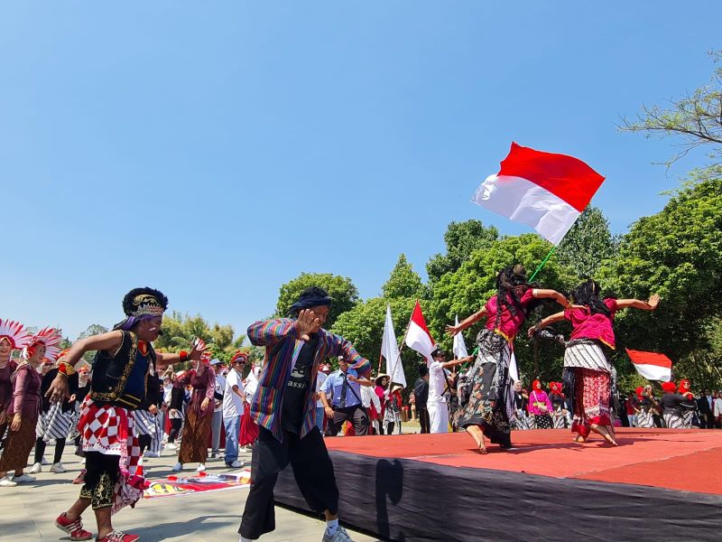 MERIAH: Ribuan pedagang Candi Borobudur menggelar kirab budaya untuk menyongsong HUT ke-79 RI, Selasa (13/8/2024).