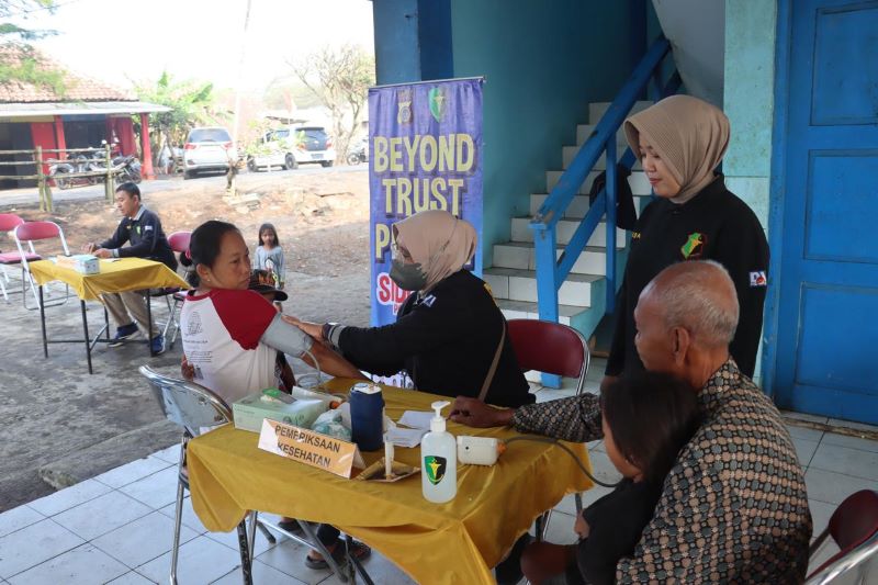 HUT ke-79 RI: Warga pesisir Pantai  Samas, Srigading, Sanden, Bantul mengikuti bakti sosial pemeriksaan kesehatan gratis yang digelar Polres Bantul, Selasa (13/8/2024).