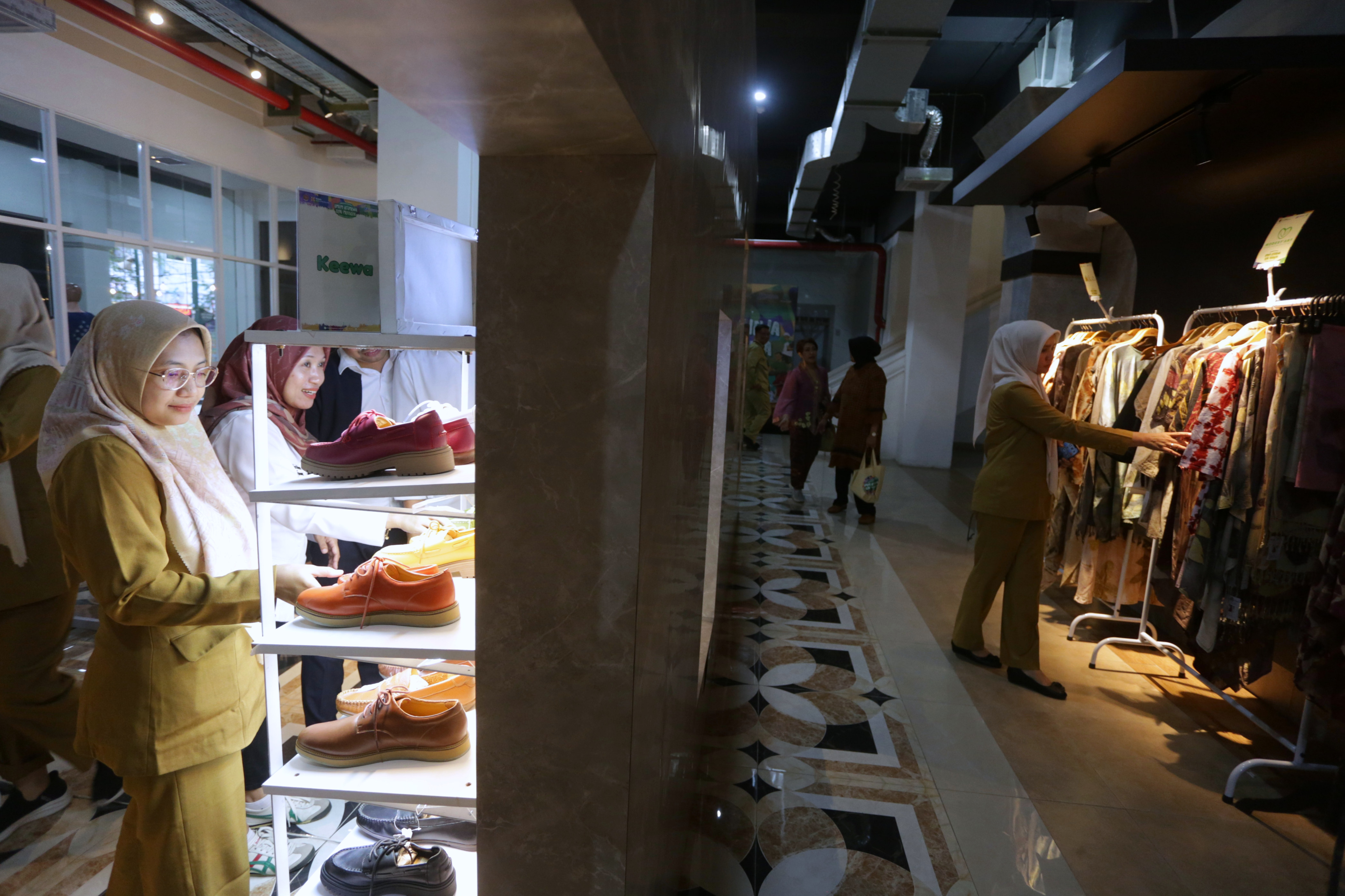 Pengunjung mengamati produk UMKM dan karya seni dalam Pameran Keistimewaan