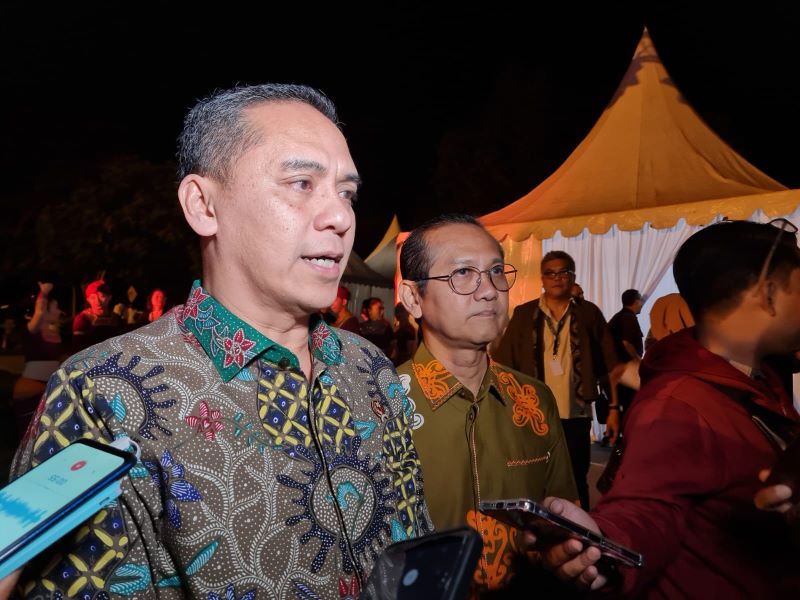 PAPARAN: Wakil Menteri Agama (kiri) didampingi Dirjen Bimas Buddha, Kemenag RI (kanan) saat memberi keterangan pada awak media soal rencana pemasangan chattra, Senin malam (13/8/2024).