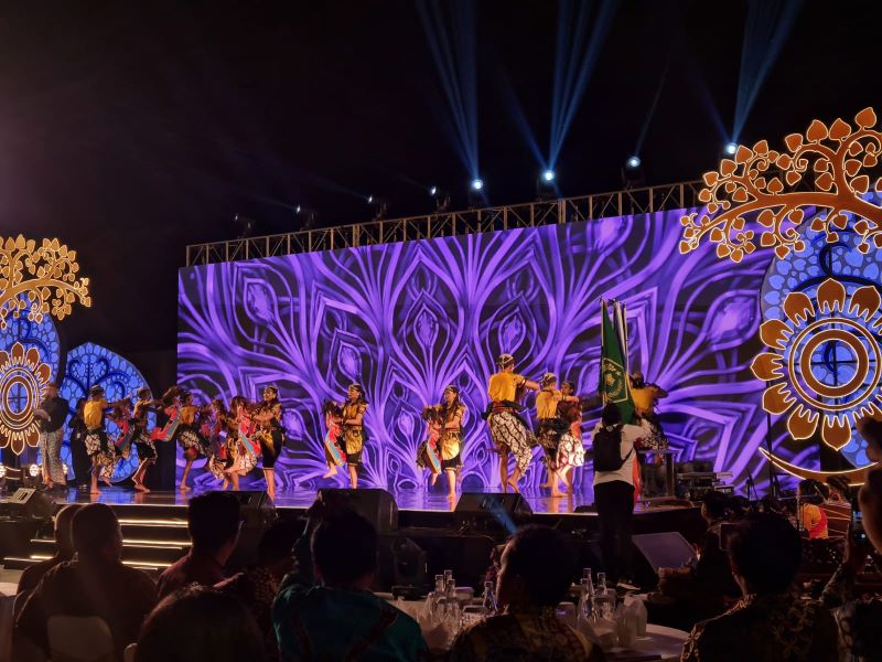 PEMBUKAAN: Tarian jaranan kepang menjadi pembuka kegiatan Yobbana Dhamma Samaya - International Buddhist Sociopreneur 2024 di Taman Lumbini, kompleks Candi Borobudur, Senin malam (12/8/2024).