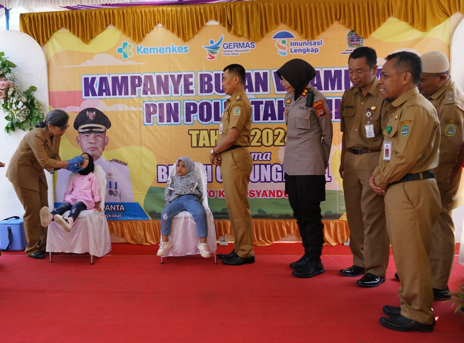 UNTUK GENERASI EMAS: Bupati Gunungkidul Sunaryanto memantau pelaksanaan PIN polio pada anak beberapa waktu lalu.